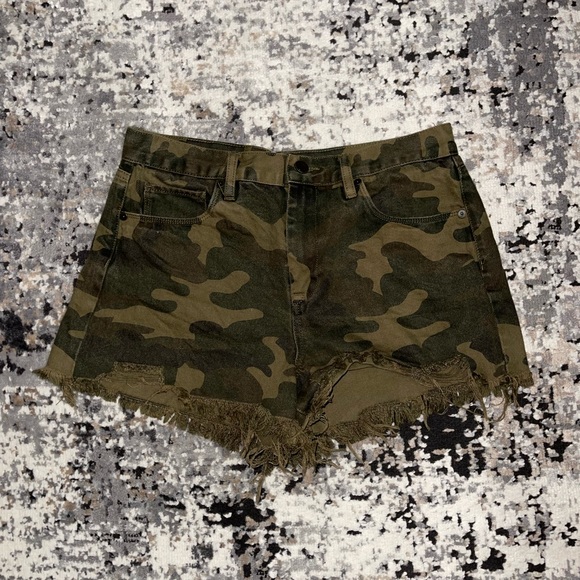Blank NYC camo cutoff shorts - Picture 1 of 3